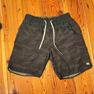 Vuori Short Men’s Large Camo Drawstring Pocket Logo Run Gym Hype Core
